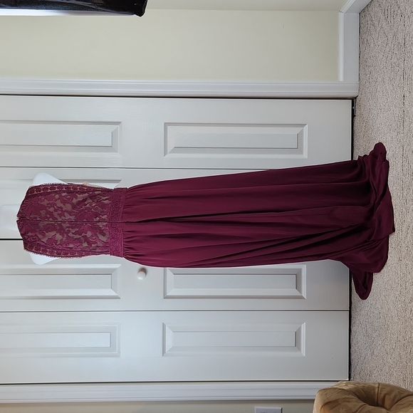 Lulu's M Formal or Semiformal Gown beautiful burgundy color lace overlay top - Picture 4 of 13